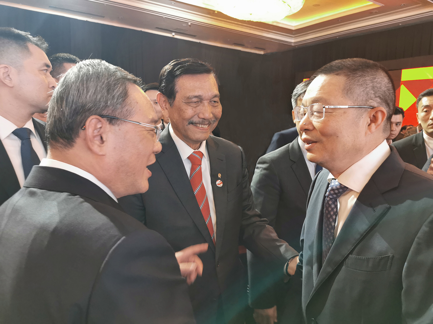 李强总理、卢胡特部长与项光明董事长亲切交谈